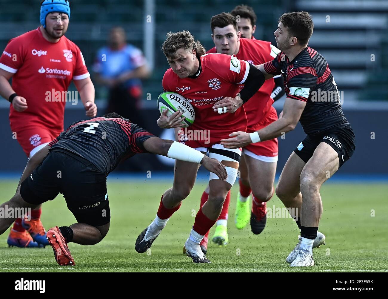 Hendon. Royaume-Uni. 13 mars 2021. Brendan Owen (Jersey) est attaqué par Kapeli Pifeleti (Saracens, 2) et Alex Lewington (Saracens). Saracens et Jersey Reds. Championnat de rugby Greene King IPA. Stade de Stonex. Hendon. Londres. Royaume-Uni. Banque D'Images