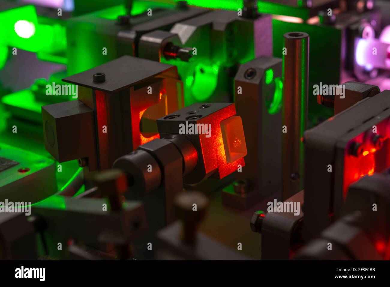 système laser scientifique compliqué en fonctionnement avec mise au point sur le cristal, les taches lumineuses ont une structure typique de chatoiement - il est caractéristique de la lumière laser Banque D'Images