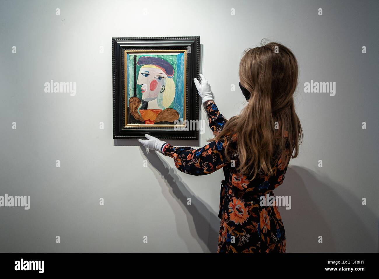 Paris, France. 16 mars 2021. Un membre du personnel présente femme au Beret mauve à la maison de vente aux enchères de Bonhams à Paris, France, le 16 mars 2021. Selon la maison de vente aux enchères de Bonhams, femme au Beret mauve, peinte par l'artiste espagnol Pablo Picasso en mars 1937, devrait être mise aux enchères à New York en mai 2021. Crédit: Aurélien Morissard/Xinhua/Alay Live News Banque D'Images