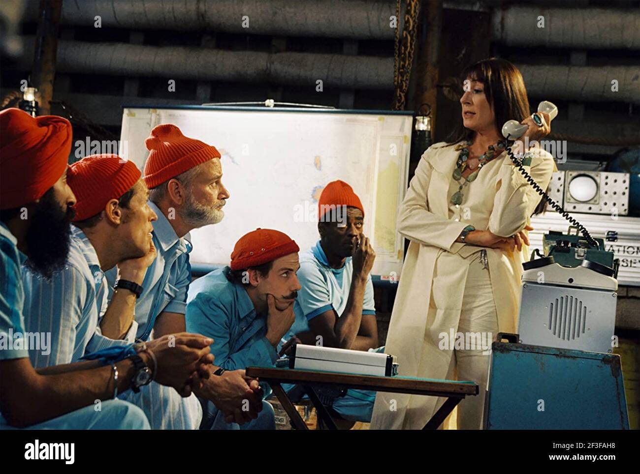 LA VIE AQUATIQUE AVEC STEVE ZISSOU 2004 Buena Vista Pictures Film avec Anjelica Huston et Bill Murray deuxième à partir de la gauche Banque D'Images