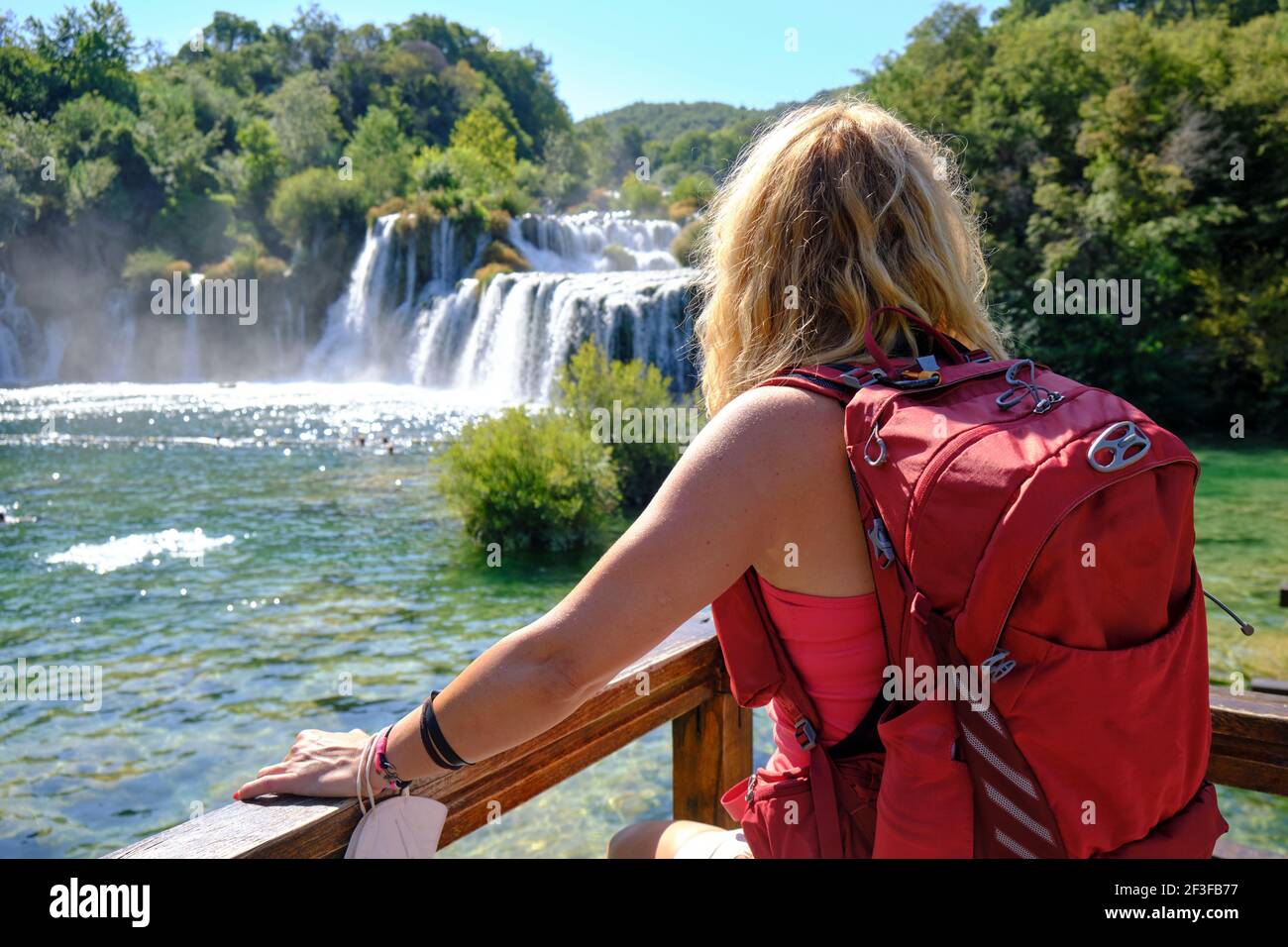 Femme touriste avec sac à dos admire la cascade Skradinski Buk dans le parc  national de Krka. Tourisme, Croatie, été Photo Stock - Alamy