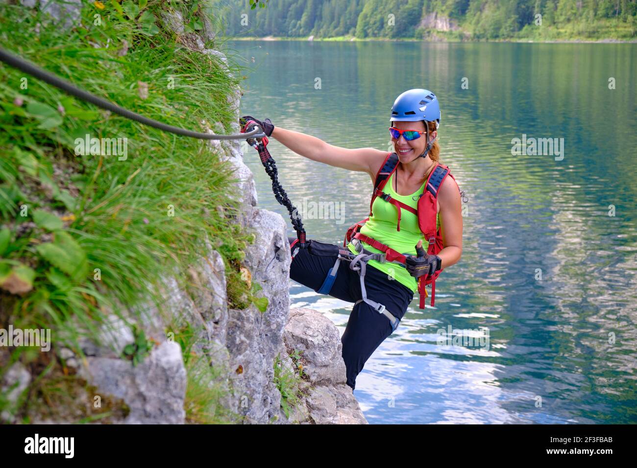 Femme sur la via ferrata au lac Gosau, Autriche, en été. Personnes actives, aventure, tourisme. Banque D'Images