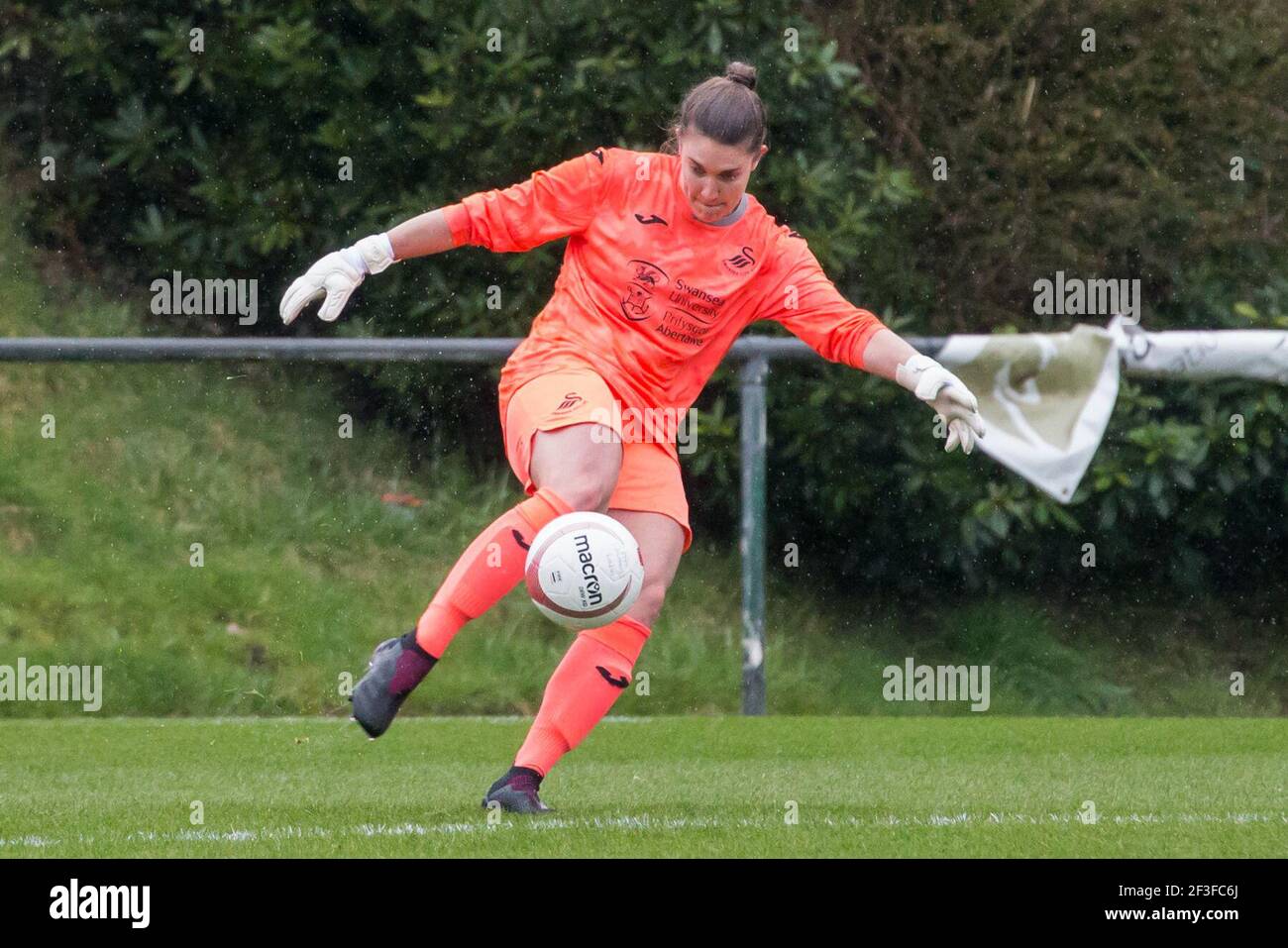 Llandarcy, Royaume-Uni. 14 mars 2021. Le gardien de but Claire Skinner (#28 Swansea City) pendant le match de la première ligue de football des femmes galloises entre Swansea et Aberystwyth à l'Académie des sports de Llandarcy à Neath, au pays de Galles. Crédit: SPP Sport presse photo. /Alamy Live News Banque D'Images