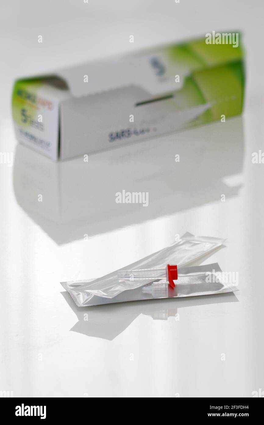 Kit d'auto-test nasal Covid-19 de Discounter Banque D'Images