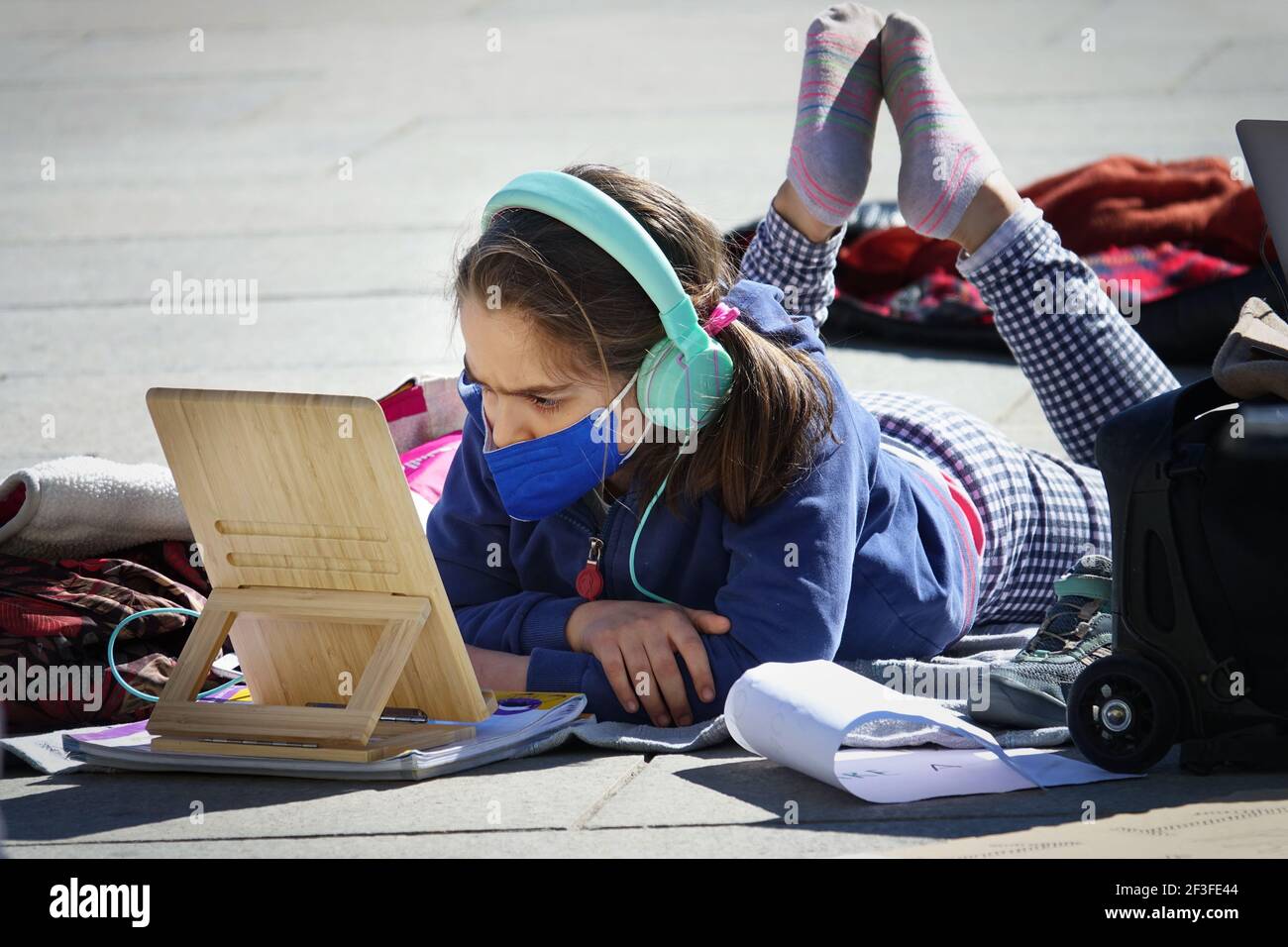 Un étudiant italien prend un cours d'enseignement à distance dans la rue en signe de protestation contre la fermeture de l'école Covid Turin, Italie - Mars 2021 Banque D'Images