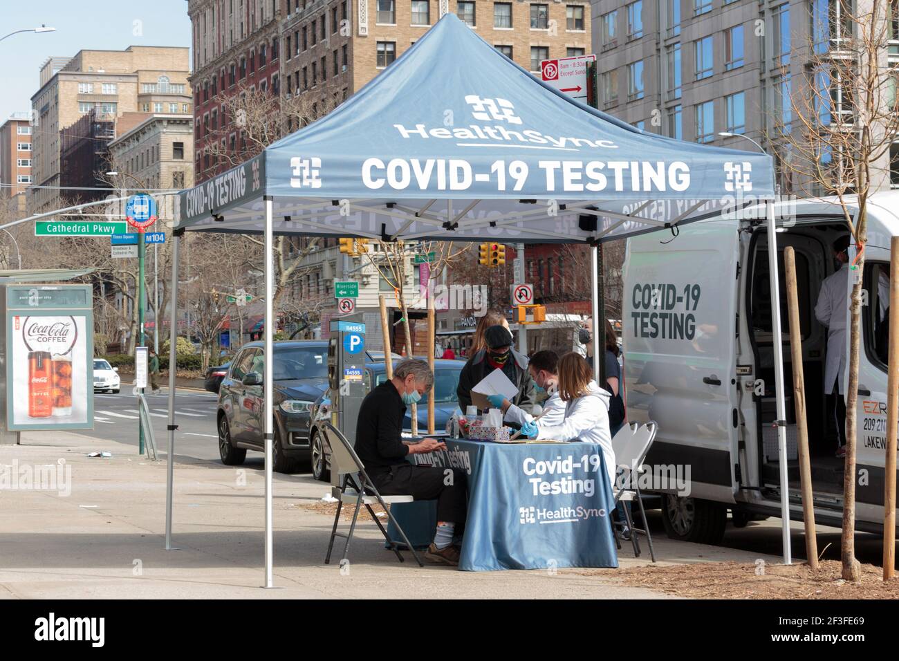 Un site de test mobile et extérieur Covid-19 ou coronavirus dirigé par HealthSync sur le trottoir du 110e St ouest et Broadway sur l'UWS de New York Banque D'Images