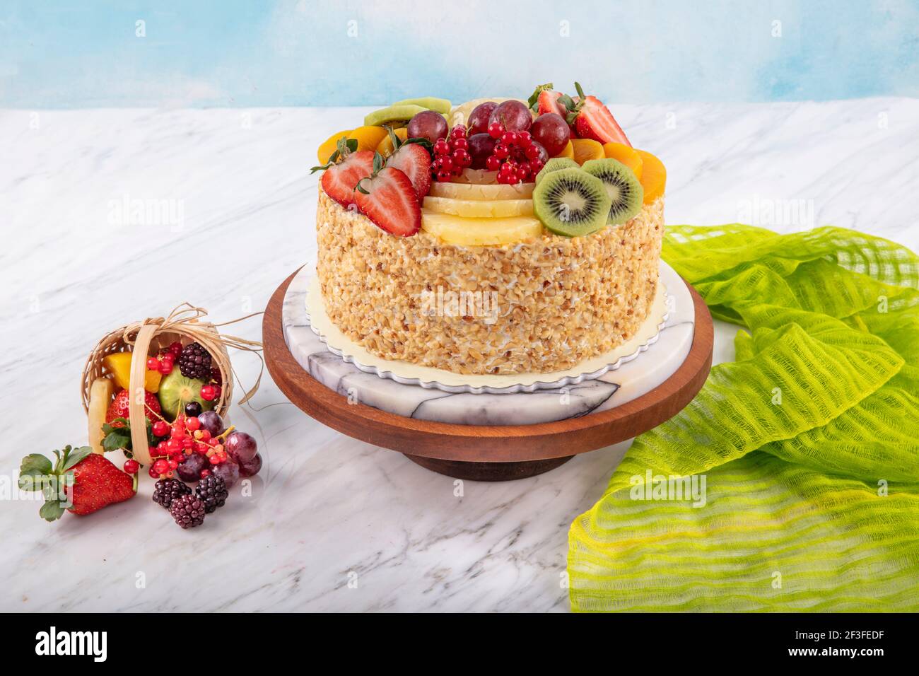 Gateau De Pistache Gateau De Mure Et De Fraise Gateau D Anniversaire Gateau De Fete Concentre Sur Le Chocolat Qui Coule A Travers Le Gateau Photo Stock Alamy Gateau De Pistache Gateau De Mure Et De Fraise Gateau D Anniversaire Gateau De Fete Concentre Sur Le Chocolat Qui Coule A Travers Le Gateau Photo Stock Alamy