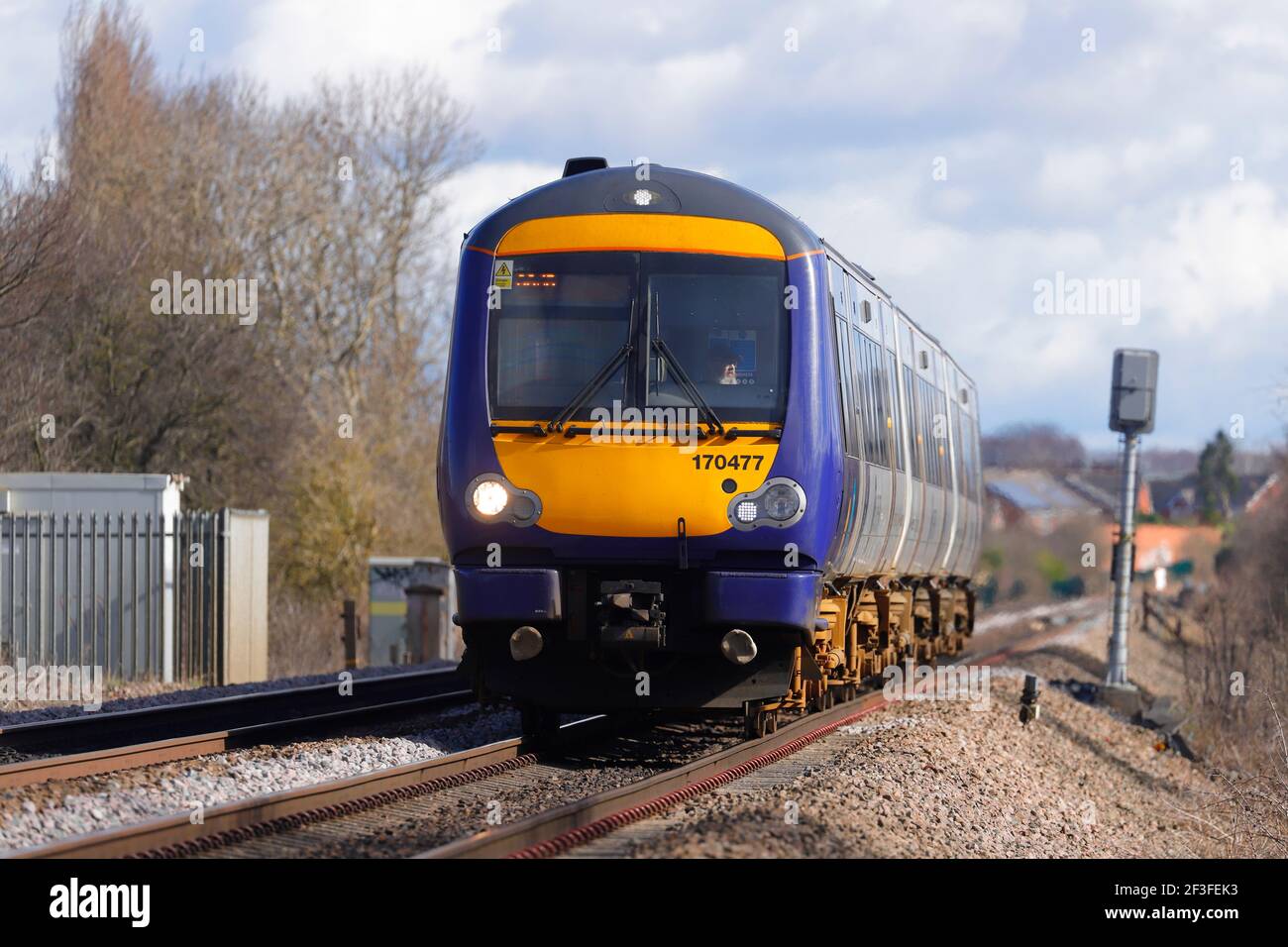 A Rail Class 170 passant par Garforth, Leeds, West Yorkshire. Banque D'Images