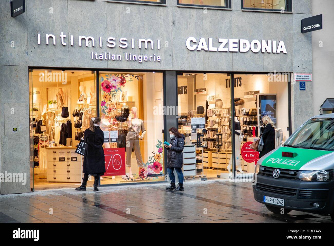 Schlange vor Intimissimo und Calzedonia während die Polizei dran vorbeifährt. Viele Menschen nutzen den Nachmittag am 16.3.2021, UM in der Innenstadt von München einzukaufen. Da die Inzidez in München weiter über 50 liegt und sogar stetig steigt, muss man zum Shoppen (in der Fußgängerzone) vorher einen Termin vereinbaren. - beaucoup de gens utilisent l'occasion le 16 2021 mars pour faire du shopping dans le centre-ville de Munich. Comme l'incidence est plus de 50 et est en hausse, il faut s'enregistrer avant d'acheter. (Photo par Alexander Pohl/Sipa USA) crédit: SIPA USA/Alay Live News Banque D'Images
