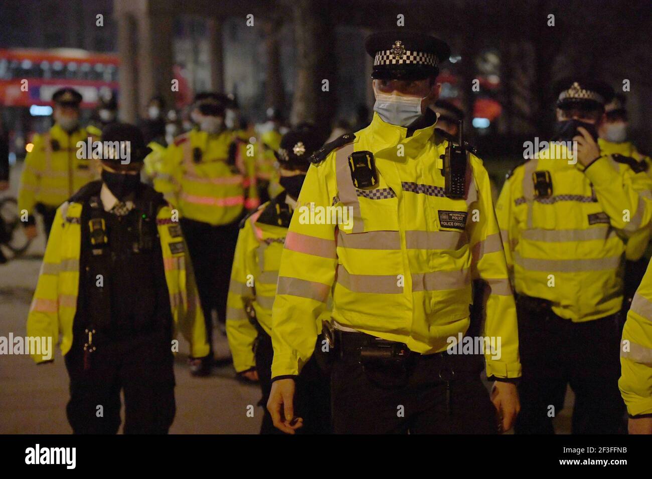 Des policiers à Londres, lors d'une manifestation contre la violence sexiste à la suite du meurtre de Sarah Everard. Date de la photo: Mardi 16 mars 2021. Banque D'Images