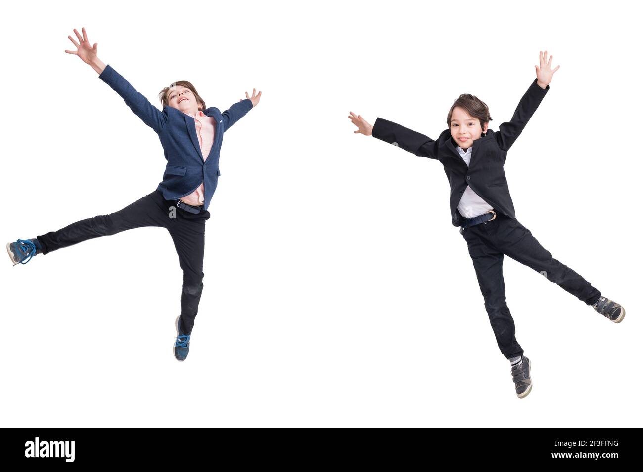 Deux jeunes joies sautant, isolés sur fond blanc Banque D'Images