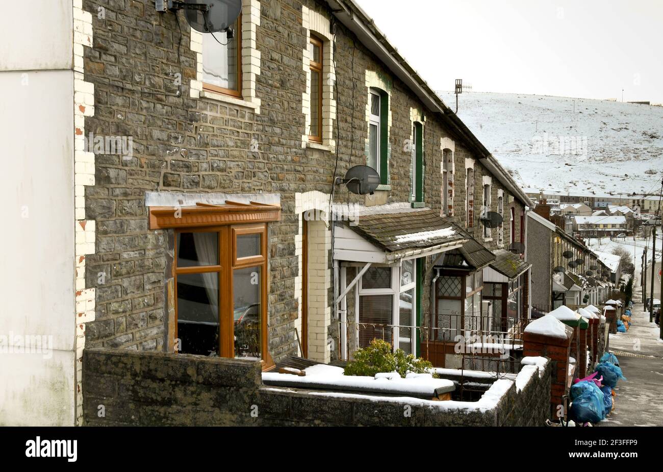 Gilfach Goch, pays de Galles - décembre 2017 : vue sur la rue avec maisons mitoyennes dans un village situé dans l'une des vallées du sud du pays de Galles Banque D'Images