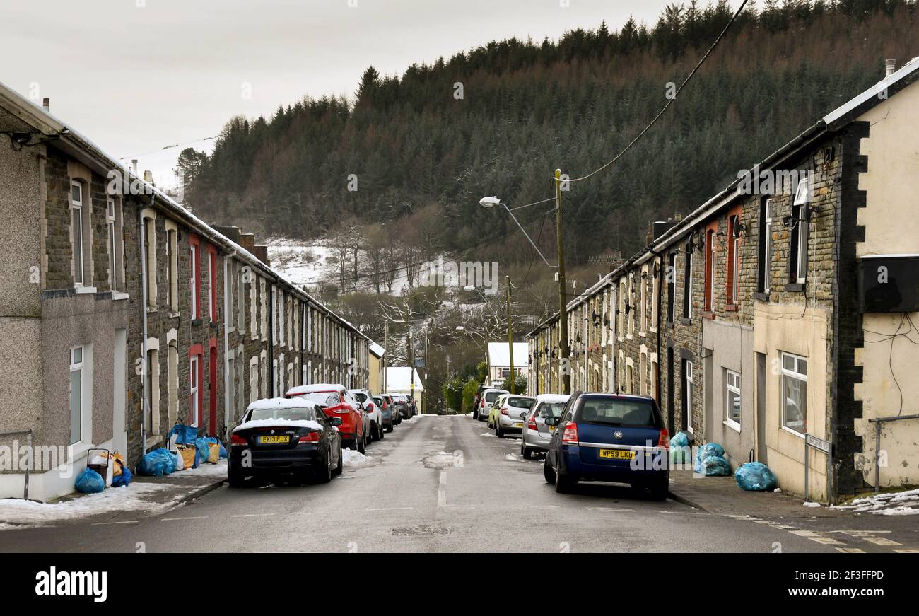 Gilfach Goch, pays de Galles - décembre 2017 : vue sur la rue avec maisons mitoyennes dans un village situé dans l'une des vallées du sud du pays de Galles Banque D'Images
