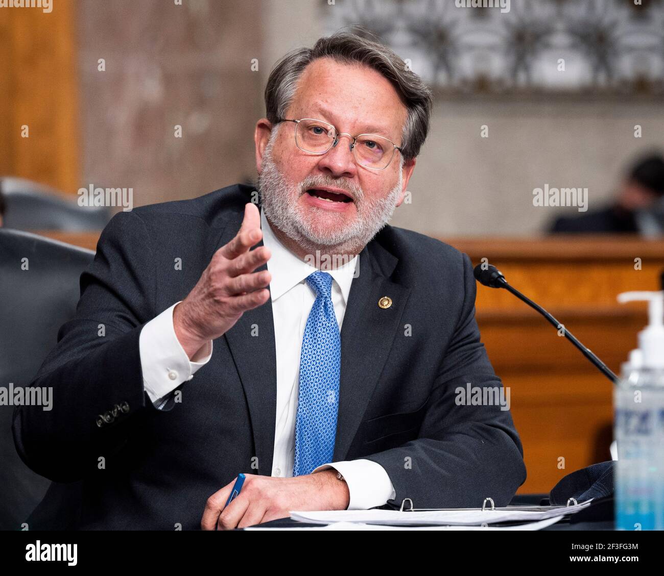 Washington, DC, États-Unis. 2 mars 2021. Le 2 mars 2021 - Washington, DC, États-Unis: Le sénateur américain GARY PETERS (D-MI) s'est exprimé devant un comité des services armés du Sénat qui a entendu le Comité sur les défis et la stratégie en matière de sécurité mondiale. Crédit : Michael Brochstein/ZUMA Wire/Alay Live News Banque D'Images