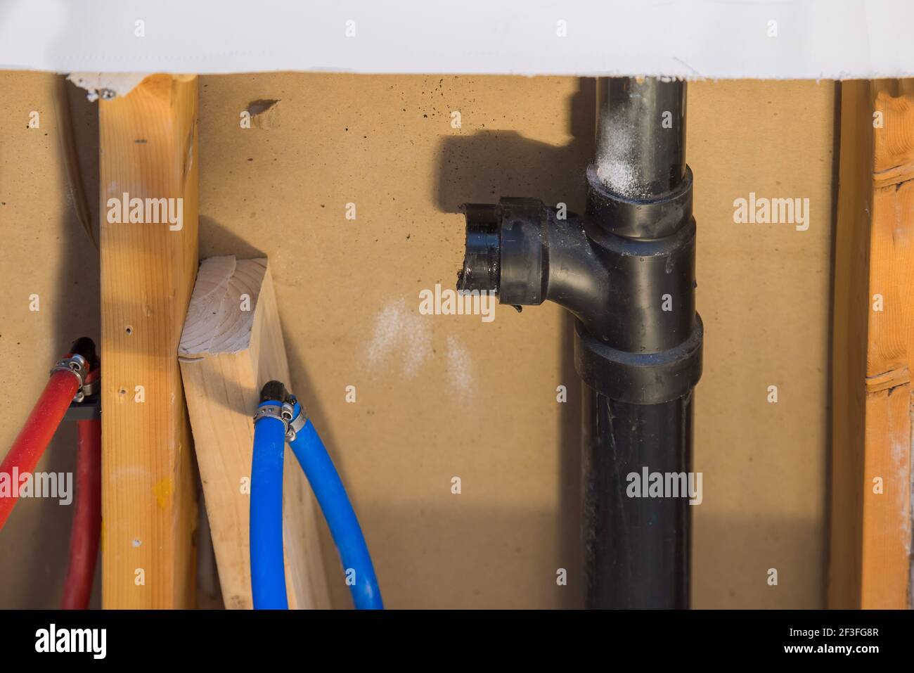 Réparation de tuyaux d'eau en polypropylène en plastique dans le trou du mur dans la salle de bains de la maison Banque D'Images