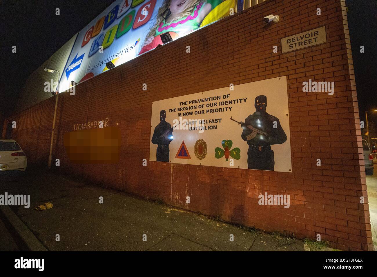 PIXELATION PAR PA PICTURE DESK Graffiti avec le nom de Tanaiste Leo Varadkar et une adresse sur le mur sur la rue Belvoir à la sortie de la route Newtownards inférieure dans l'est de Belfast. Banque D'Images