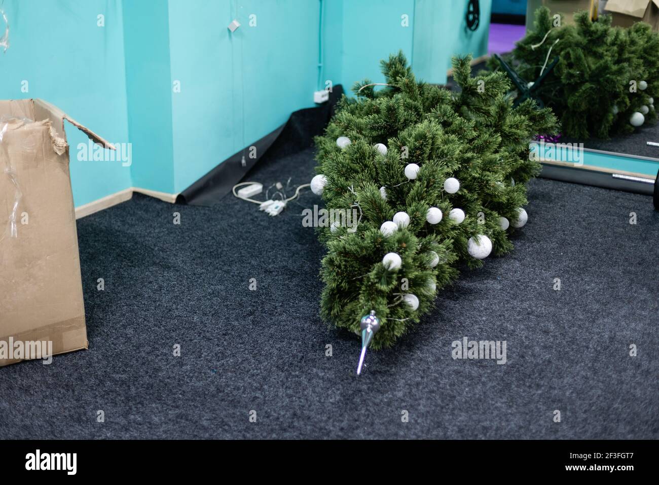 Nettoyage du sol dans la chambre après la fête du nouvel an Banque D'Images