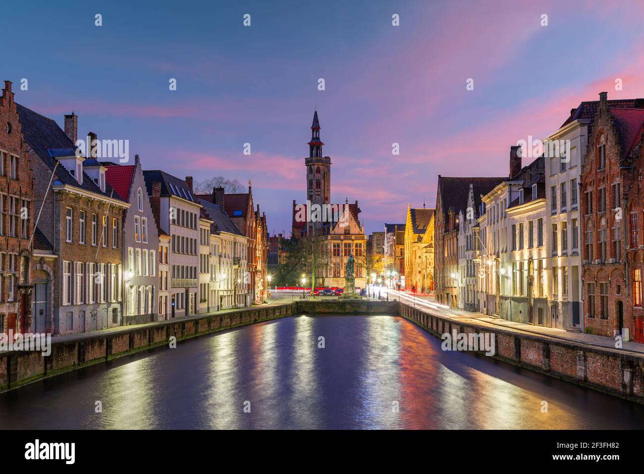 Bruges, Belgique canaux historiques au crépuscule. Banque D'Images