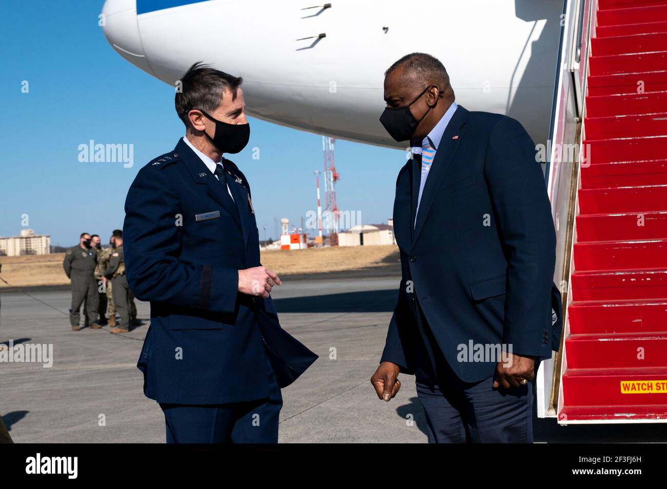 Tokyo, Japon. 14 mars 2021. Le secrétaire américain à la Défense Lloyd J. Austin III, à droite, est accueilli par le commandant des forces américaines du Japon, le lieutenant général Kevin Schneider, à son arrivée à la base aérienne de Yokota le 15 mars 2021 à Fussa, à Tokyo ouest, au Japon. Credit: Planetpix/Alamy Live News Banque D'Images