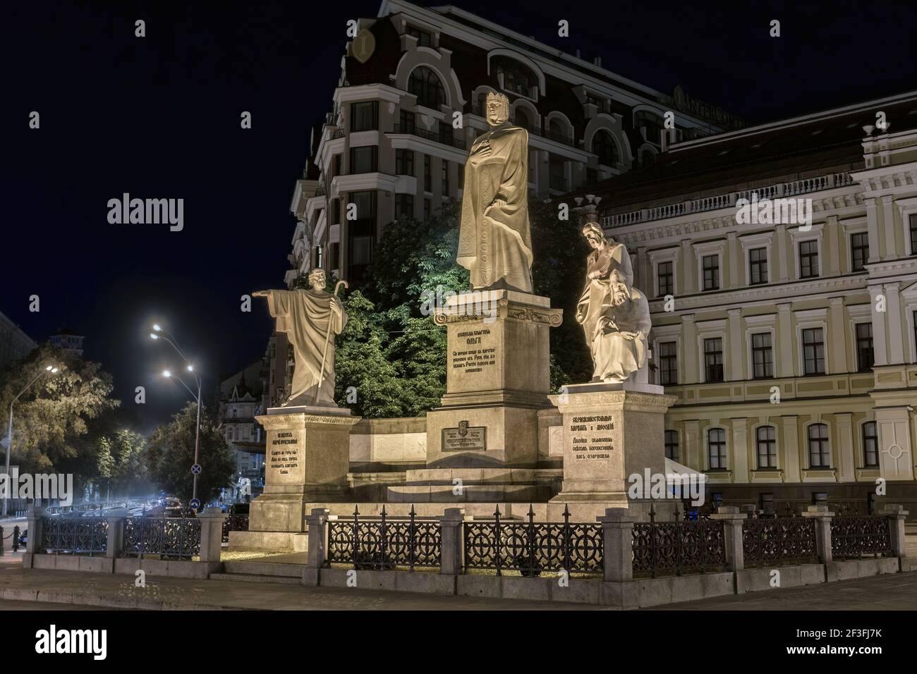 UKRAINE, KIEV - 9 août 2020. Monument à la princesse Olga, Apôtre Andrew, Cyril et Methodius à Kiev la nuit. Banque D'Images