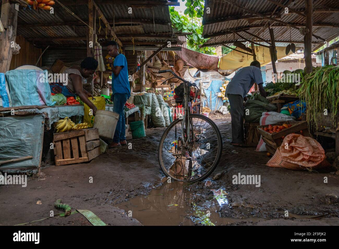 ARUSHA, TANZANIE - NOVEMBRE 25: Marché indigène à MTO Wa Mbu près de la zone de concervation de Ngorongoro avec différents fruits et des plats en osier Banque D'Images