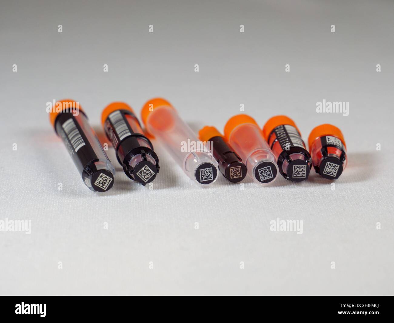 Un assortiment de tubes d'échantillons biologiques à code-barres 2D à double paroi et non à double paroi. Banque D'Images