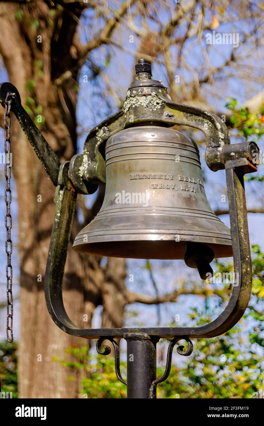 Une cloche commémorative se trouve à l'extérieur de la chapelle de Sodality à Spring Hill College, le 14 mars 2021, à Mobile, Alabama. Banque D'Images