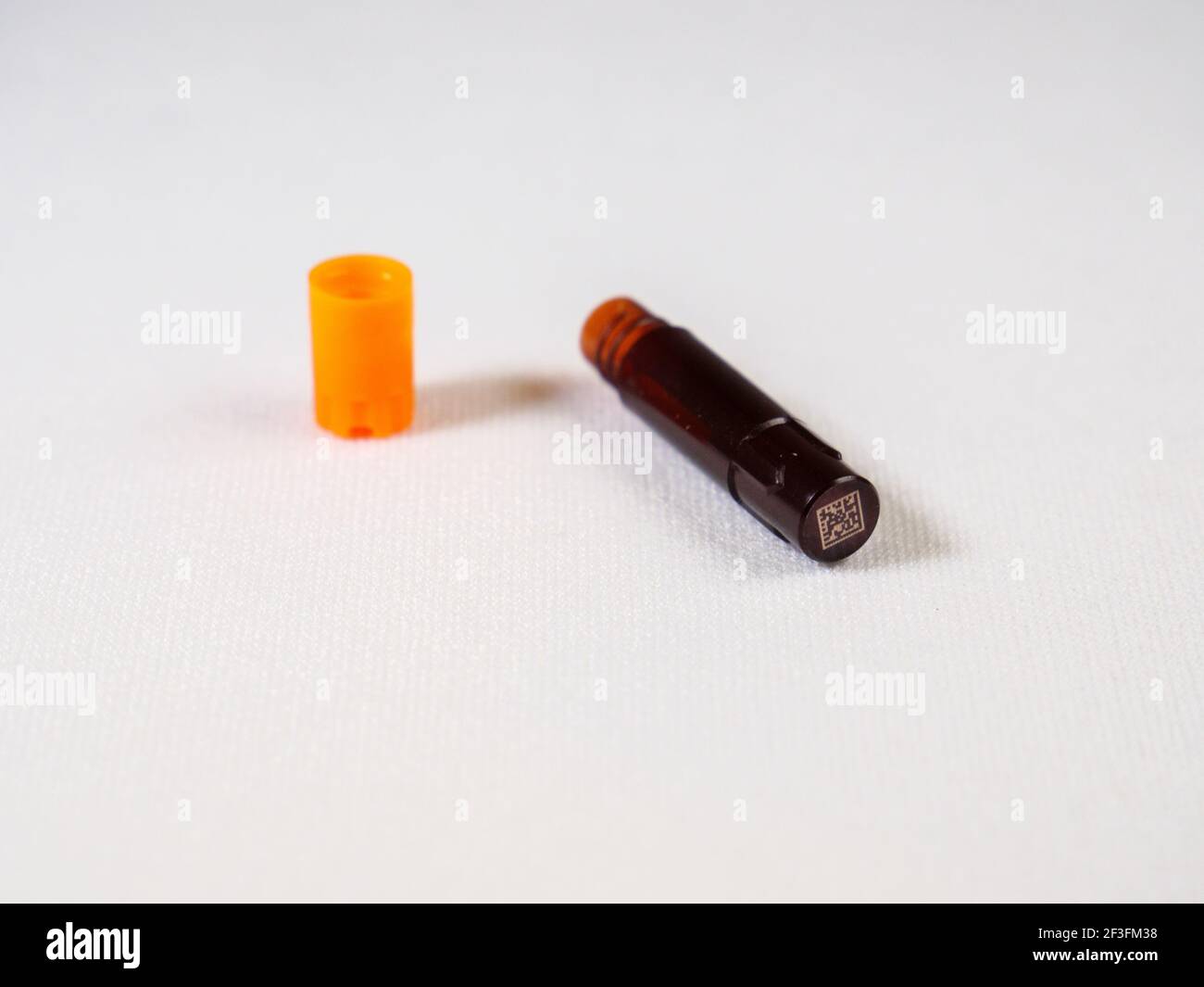 Tube à code-barres 2D, opaque pour les échantillons photosensibles. Banque D'Images