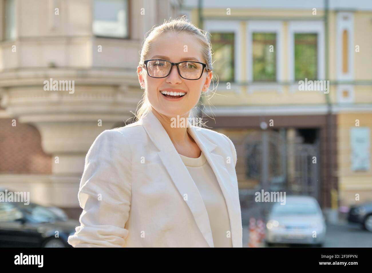 Portrait d'une jeune femme d'affaires qui regarde l'appareil photo Banque D'Images