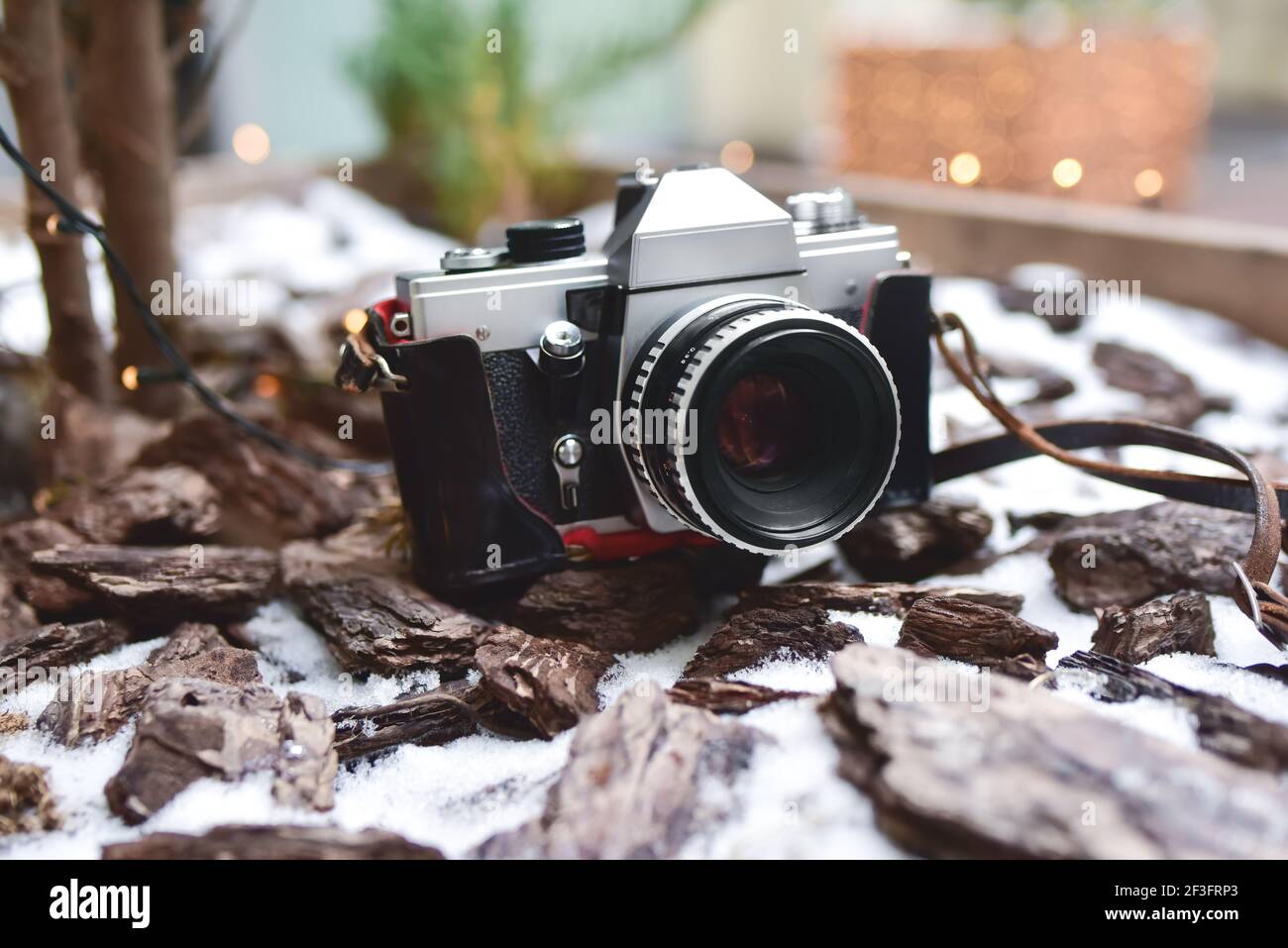 Un seul, ancien, rétro photo caméra il reste sur le sol neigeux. Banque D'Images