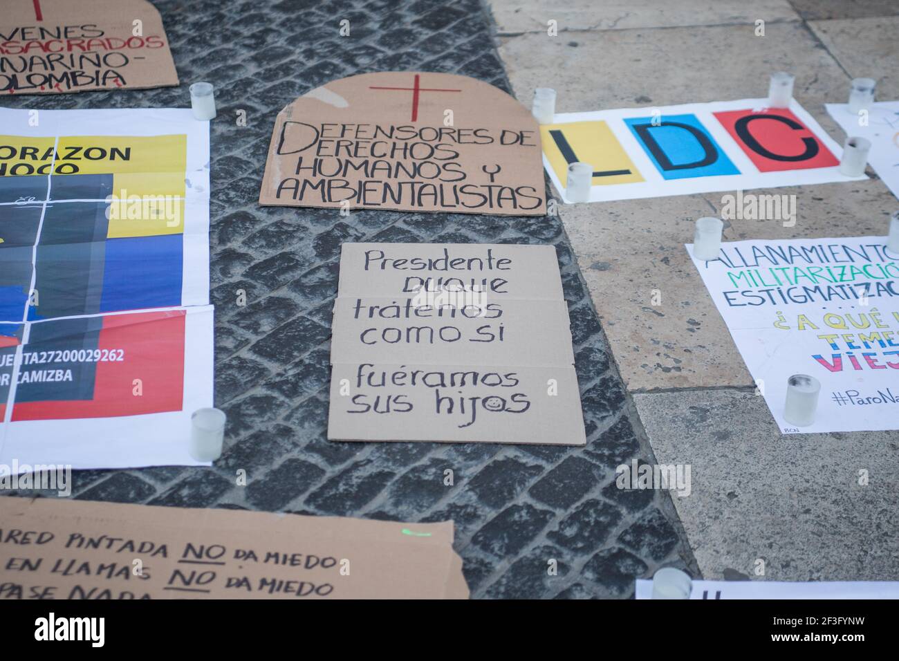 Des placards se trouvent sur le terrain pendant la manifestation.des représentants à Barcelone du groupe colombien, des mères de faux positifs de Soacha et Bogotá (MAFAPO), une association composée de mères, de femmes, Filles et sœurs d'hommes tués par des soldats de l'Armée nationale colombienne de manière illégitime et présentés comme des guérilleros tués au combat entre 2006 et 2009, sous le gouvernement d'Álvaro Uribe Vélez, Ils ont organisé une manifestation à Barcelone pour demander justice et à la mémoire des 6,402 personnes qui ont été victimes de ce phénomène dans le pays. Banque D'Images