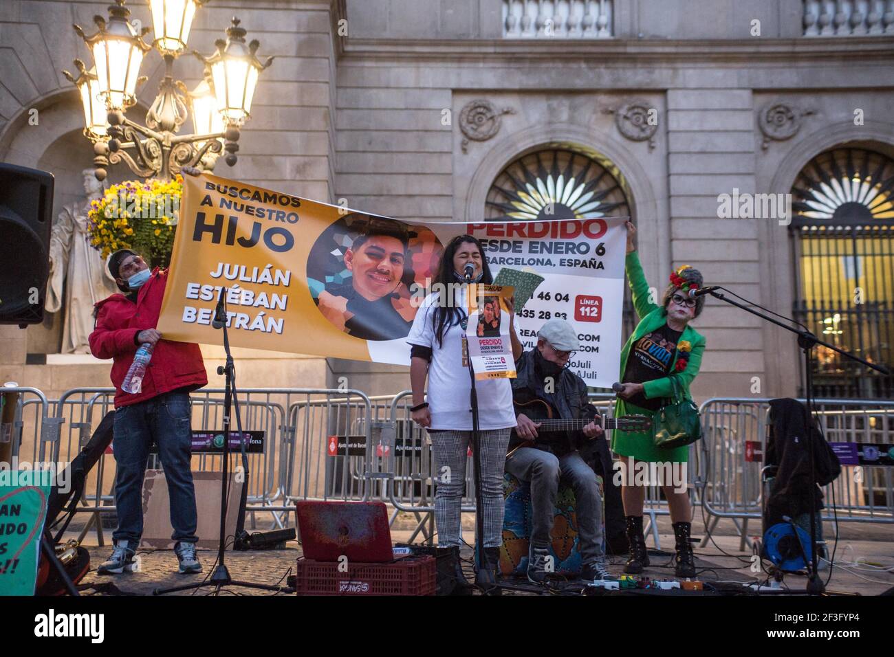 Une femme avec le fils manquant récite poème pendant la manifestation.représentants à Barcelone du groupe colombien, mères de faux positifs de Soacha et Bogotá (MAFAPO), une association composée de mères, épouses, Filles et sœurs d'hommes tués par des soldats de l'Armée nationale colombienne de manière illégitime et présentés comme des guérilleros tués au combat entre 2006 et 2009, sous le gouvernement d'Álvaro Uribe Vélez, Ils ont organisé une manifestation à Barcelone pour demander justice et à la mémoire des 6,402 personnes qui ont été victimes de ce phénomène dans le pays. Banque D'Images