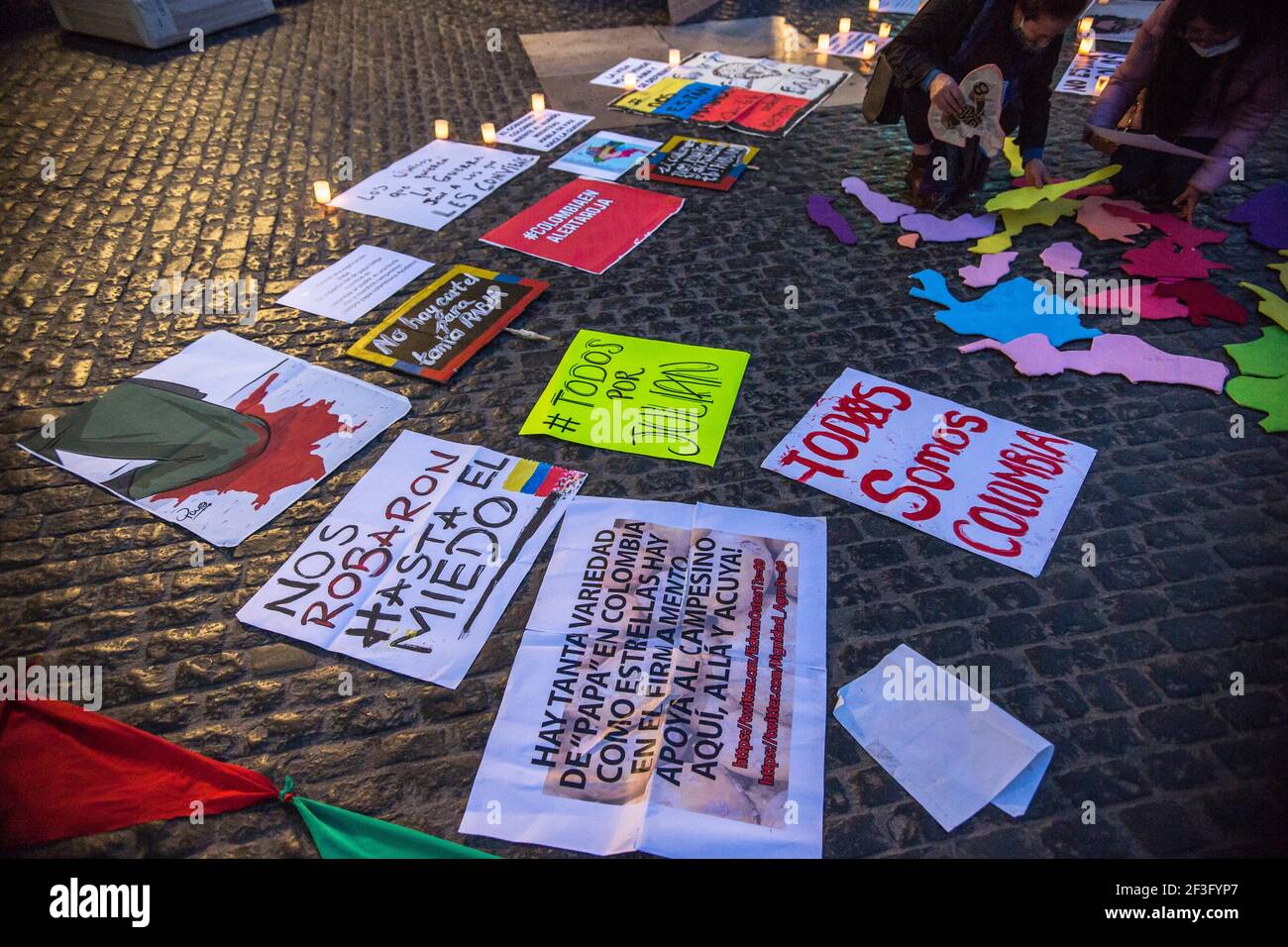 Des placards se trouvent sur le terrain pendant la manifestation.des représentants à Barcelone du groupe colombien, des mères de faux positifs de Soacha et Bogotá (MAFAPO), une association composée de mères, de femmes, Filles et sœurs d'hommes tués par des soldats de l'Armée nationale colombienne de manière illégitime et présentés comme des guérilleros tués au combat entre 2006 et 2009, sous le gouvernement d'Álvaro Uribe Vélez, Ils ont organisé une manifestation à Barcelone pour demander justice et à la mémoire des 6,402 personnes qui ont été victimes de ce phénomène dans le pays. Banque D'Images