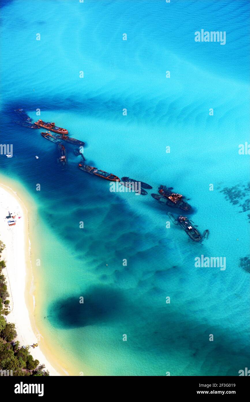 Vue aérienne de l'île Moreton par Tangalooms épaves dans le Queensland, Australie. Banque D'Images