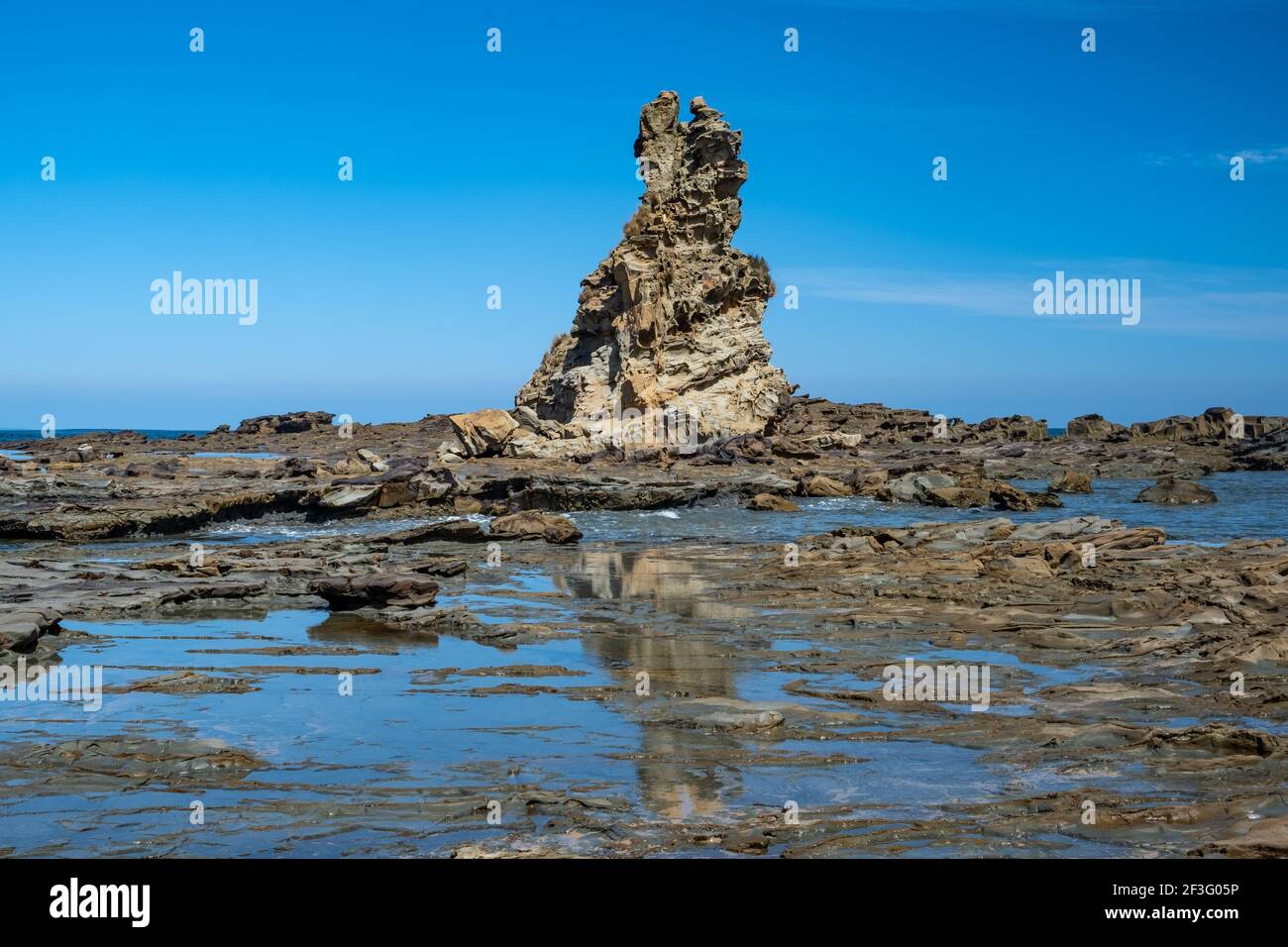 Aigles Nest roche se reflétant dans les flaques à marée haute à Victoria, Australie Banque D'Images