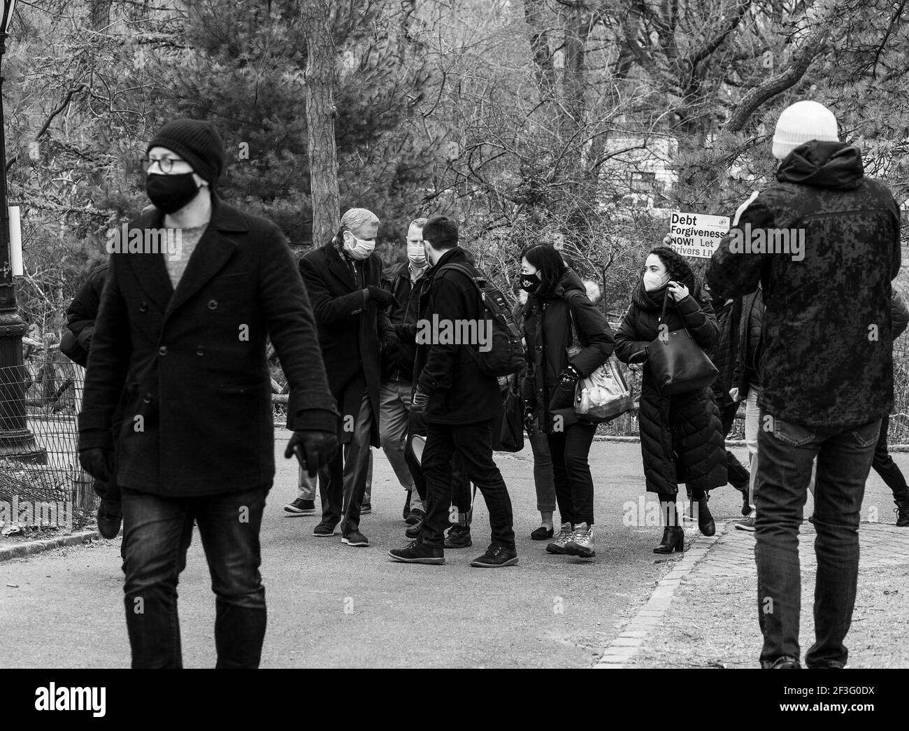 New York, États-Unis. 16 mars 2021. Les manifestants suivent le maire de Blasio avant de faire une annonce au théâtre Delacorte à Central Park. Le maire a été rencontré par des chauffeurs de taxi manifestants qui ont demandé l'annulation de la dette pour les prix exsubérement élevés des médaillons qu'ils ont achetés lors des ventes aux enchères dans les villes. Le maire a annoncé que le théâtre en plein air Delacorte sera ouvert cet été pour permettre aux spectateurs de voir de nouvelles productions du programme de théâtre public Shakespeare dans le parc. (Photo de Lev Radin/Pacific Press) crédit: Pacific Press Media production Corp./Alay Live News Banque D'Images