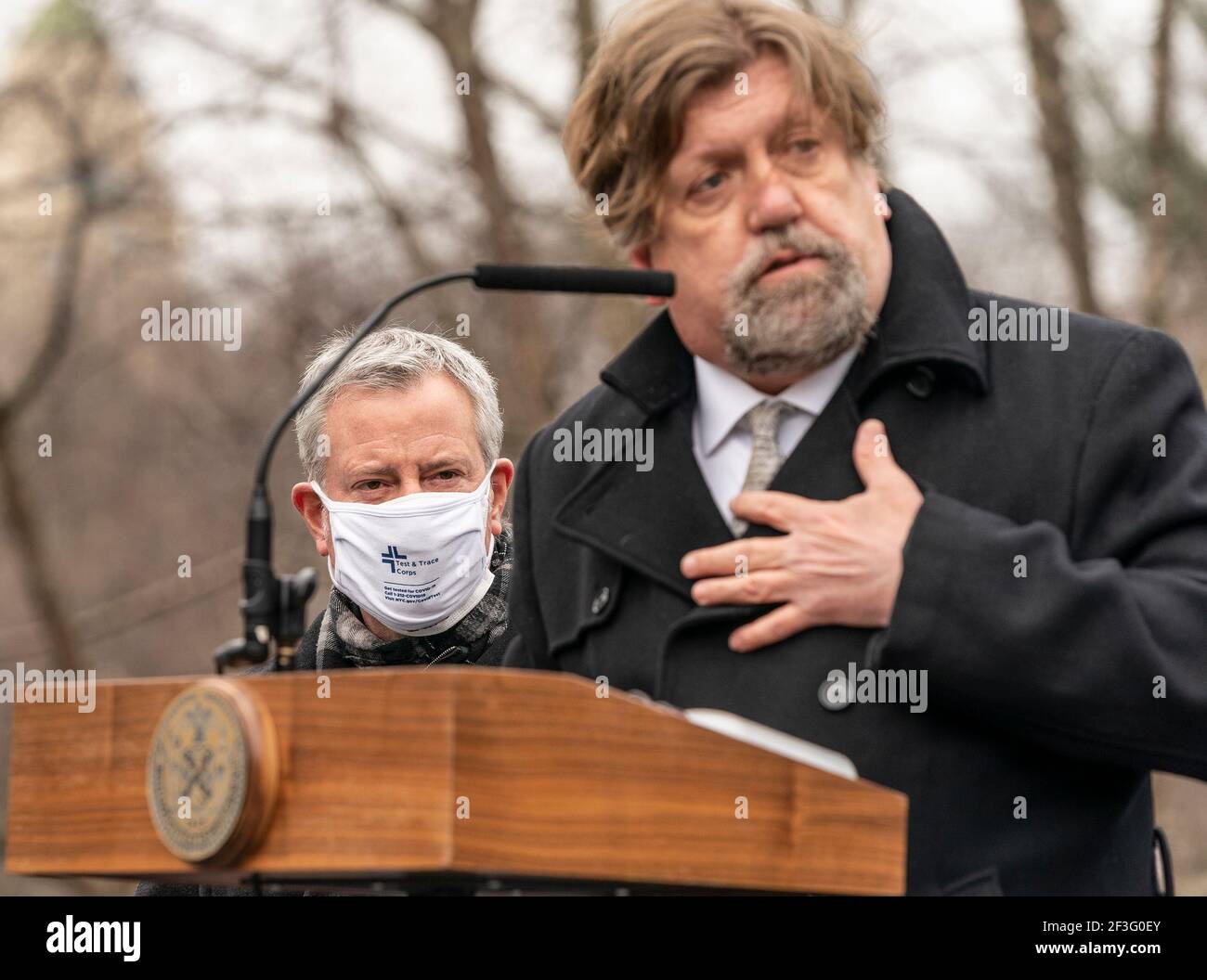 New York, États-Unis. 16 mars 2021. Le maire de Blasio écoute le directeur artistique Oskar Eustis au théâtre Delacorte de Central Park. Le maire a été rencontré par des chauffeurs de taxi manifestants qui ont demandé l'annulation de la dette pour les prix exsubérement élevés des médaillons qu'ils ont achetés lors des ventes aux enchères dans les villes. Le maire a annoncé que le théâtre en plein air Delacorte sera ouvert cet été pour permettre aux spectateurs de voir de nouvelles productions du programme de théâtre public Shakespeare dans le parc. (Photo de Lev Radin/Pacific Press) crédit: Pacific Press Media production Corp./Alay Live News Banque D'Images