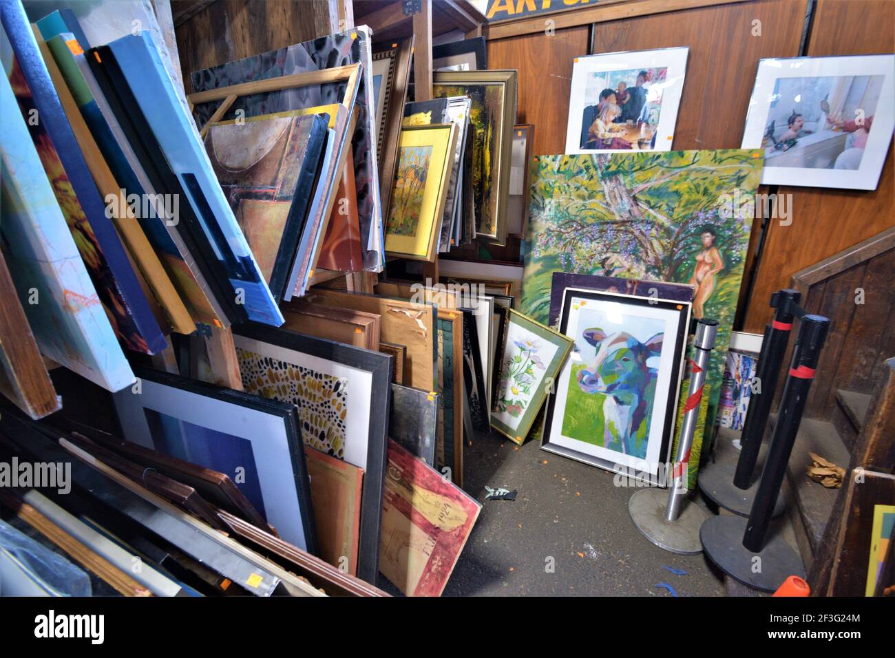 Les articles donnés et sauvés destinés à la revente pour le bâtiment rétro et les collectionneurs qui veulent des articles de qualité et d'âge peuvent être rares, qui sont à vendre par les affaires Banque D'Images