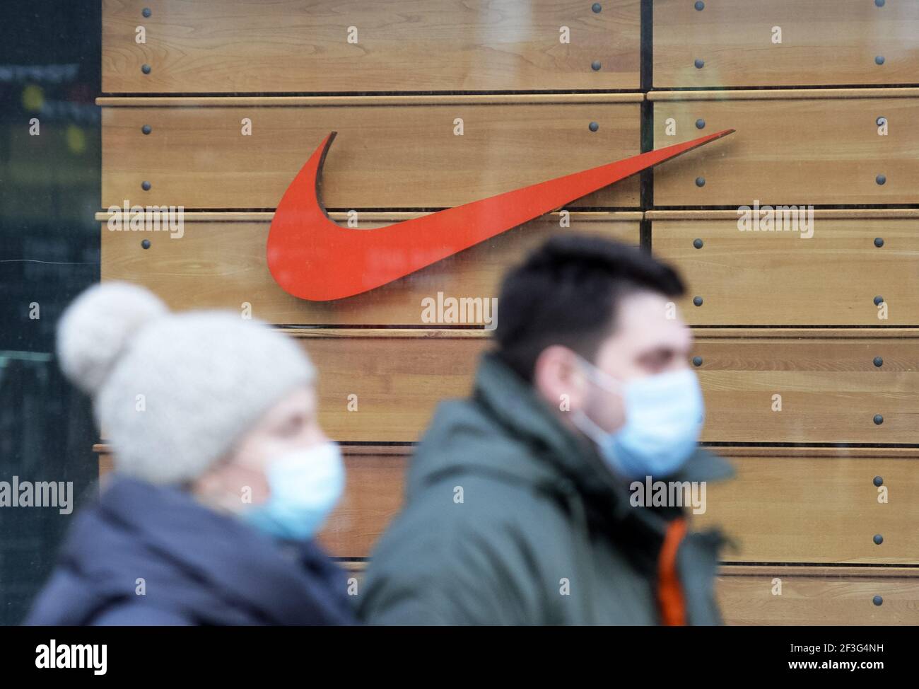 Kiev, Kiev, Ukraine. 6 mars 2021. Les gens qui marchent devant un magasin  de la marque Nike à Kiev. Credit: Pavlo Gonchar/SOPA Images/ZUMA Wire/Alay  Live News Photo Stock - Alamy
