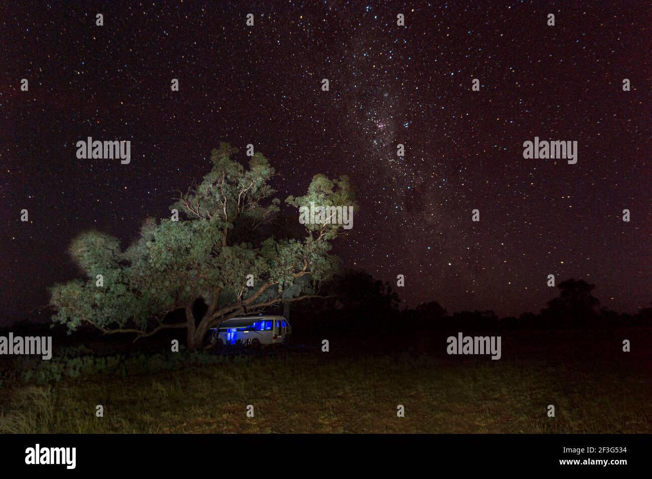 Toyota Coaster Camping camping-car sous les étoiles dans l'Outback à Charlotte Plains, près de Cunnamulla, Queensland, Queensland, Australie Banque D'Images
