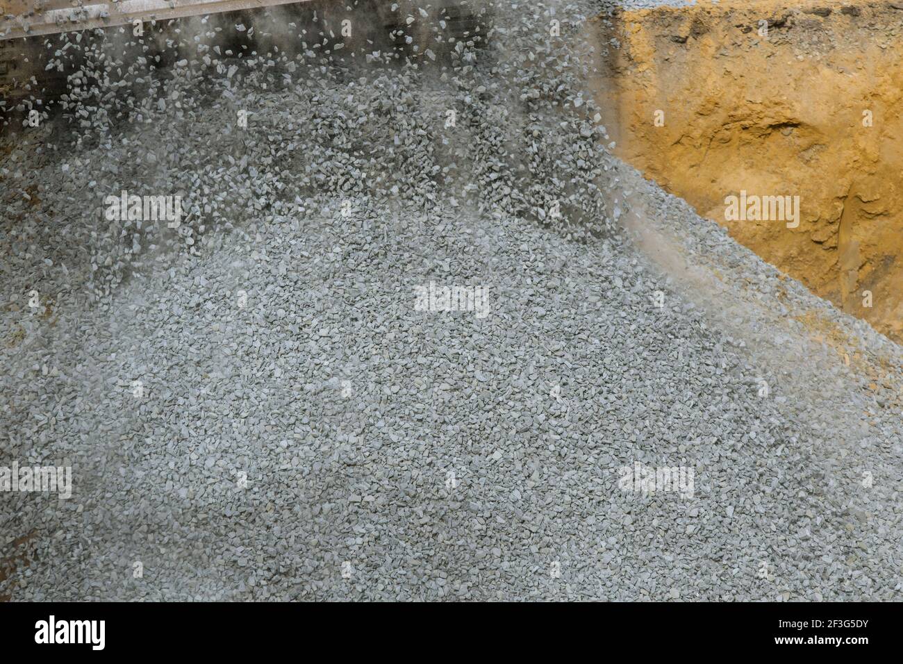 Graviers de déchargement de roue jaune à la construction équipement machines pour construction de la fondation Banque D'Images