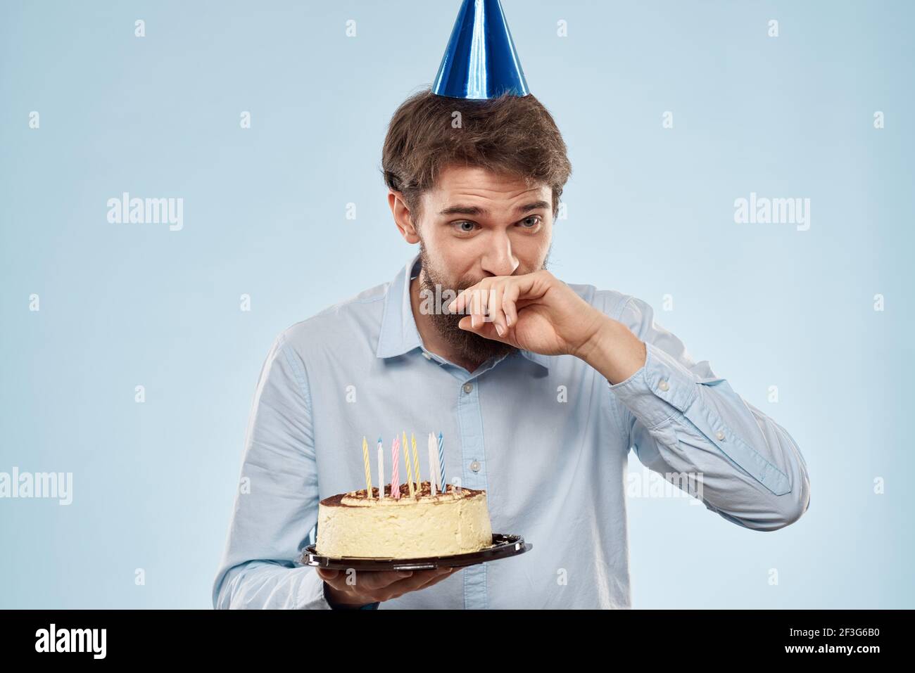 Gateau Dans Une Assiette Et Anniversaire Homme Avec Un Chapeau Sur Sa Tete Bleu Backgroun Photo Stock Alamy Gateau Dans Une Assiette Et Anniversaire Homme Avec Un Chapeau Sur Sa Tete Bleu Backgroun Photo Stock Alamy