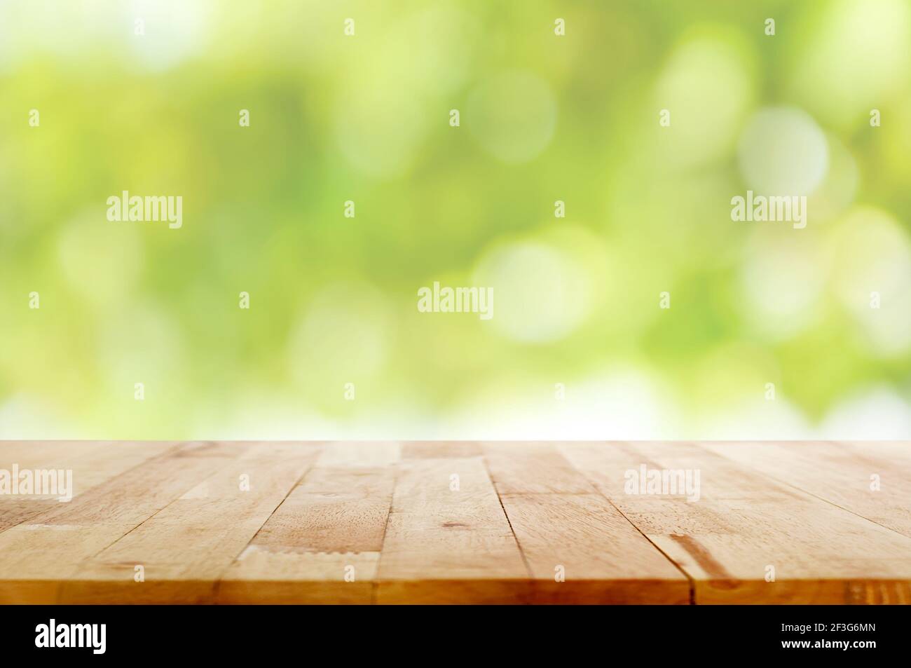 Table en bois sur fond abstrait bokeh vert - CAN être utilisé pour le montage ou l'affichage de vos produits Banque D'Images
