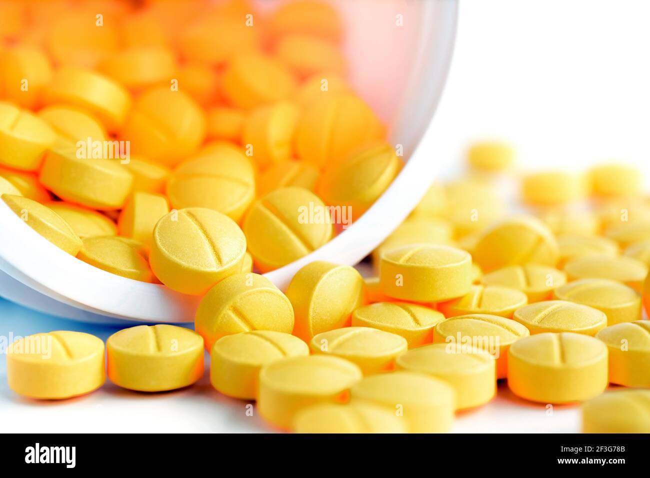 Petits comprimés (ou pilules) de médicaments qui sortent de la bouteille Banque D'Images