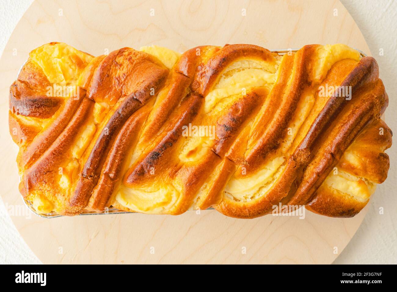 Gateau Tourbillonnant A La Levure Brioche Traditionnelle Francaise Avec Fromage A La Creme En Gros Plan Sur Une Table De Service En Bois Plat Photo Stock Alamy