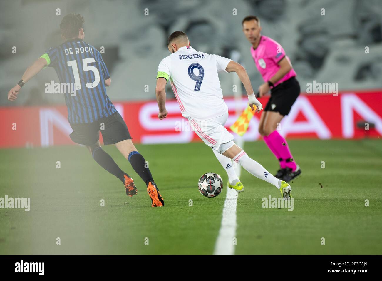 Madri, Espagne. 16 mars 2021. Karim Benzema (front R) du Real Madrid traverse un match de football de la Ligue des champions de l'UEFA de 16 deuxième jambe entre Real Madrid et Atlanta à Madrid, Espagne, le 16 mars 2021. Credit: Meng Dingbo/Xinhua/Alay Live News Banque D'Images