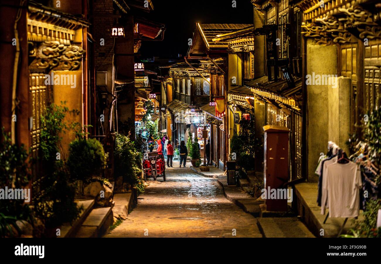 Vue sur l'allée de la vieille ville tibétaine de Dukezong la nuit Shangri-la Yunnan Chine Banque D'Images