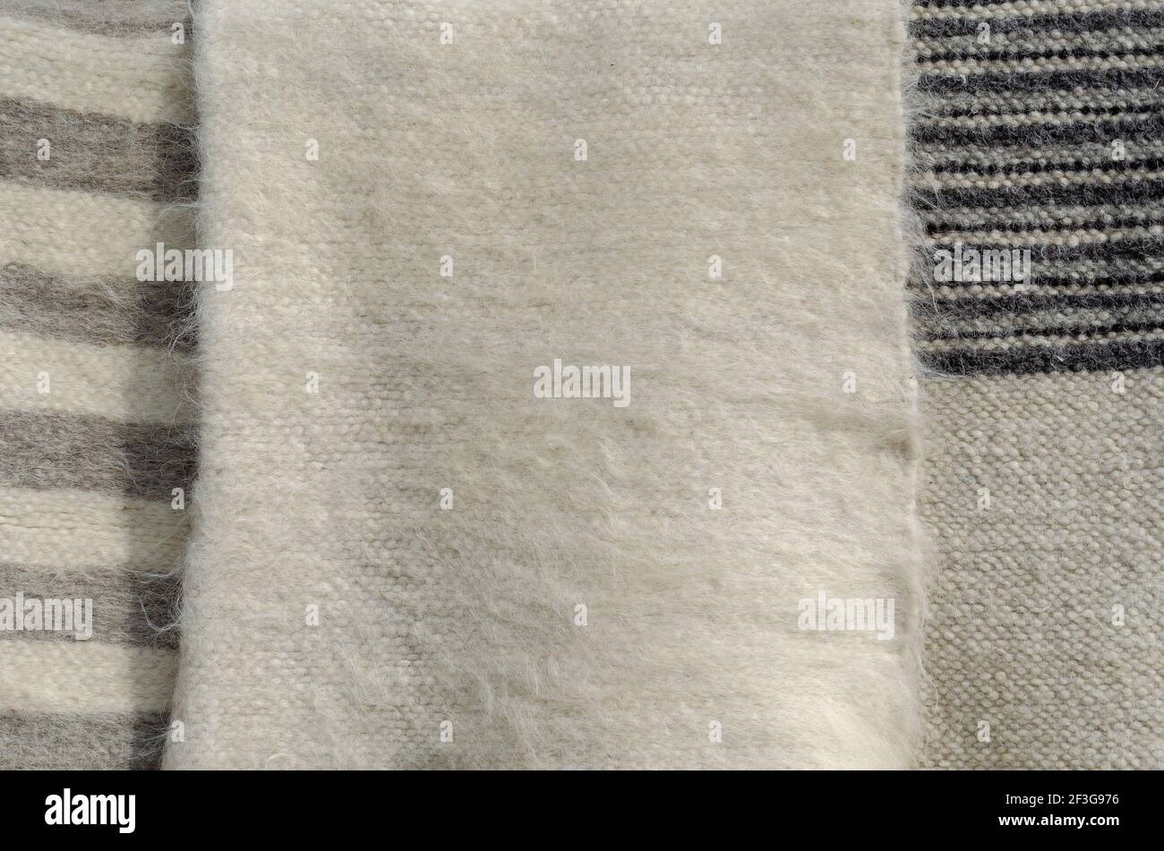 Couverture à rayures ukrainiennes traditionnelle en laine de mouton. Couvre-lit  tissé à la main. Commerce de rue. Salon de l'artisanat de printemps. Mise  au point sélective Photo Stock - Alamy
