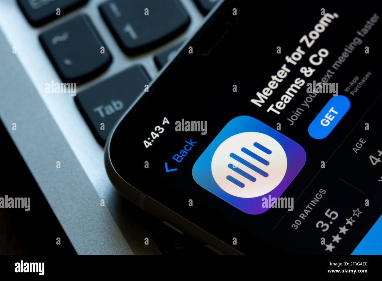 L'application Meeter est visible dans l'App Store sur un iPhone. Meeter rassemble toutes les réunions à venir dans une liste, et fait rejoindre Zoom, Webex, ou réunions d'équipes ... Banque D'Images