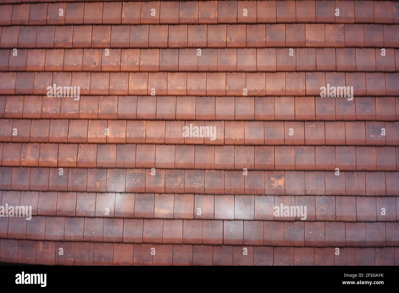 Décoration traditionnelle en Indonésie. Toit rouge composé d'un mélange de ciment et de sol. Design extérieur du bâtiment Banque D'Images